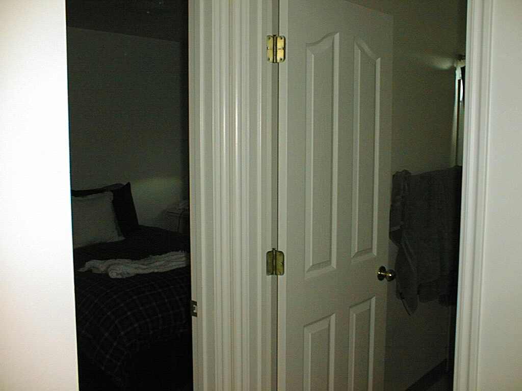 BedroomBathroom.jpg (44545 bytes)