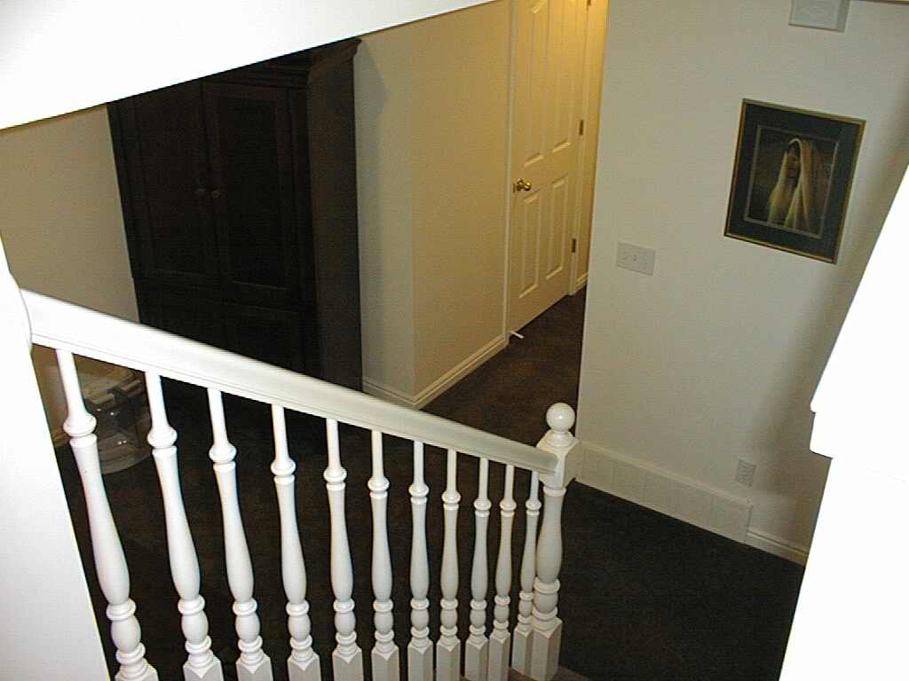 FrontRoomStairs.jpg (51371 bytes)