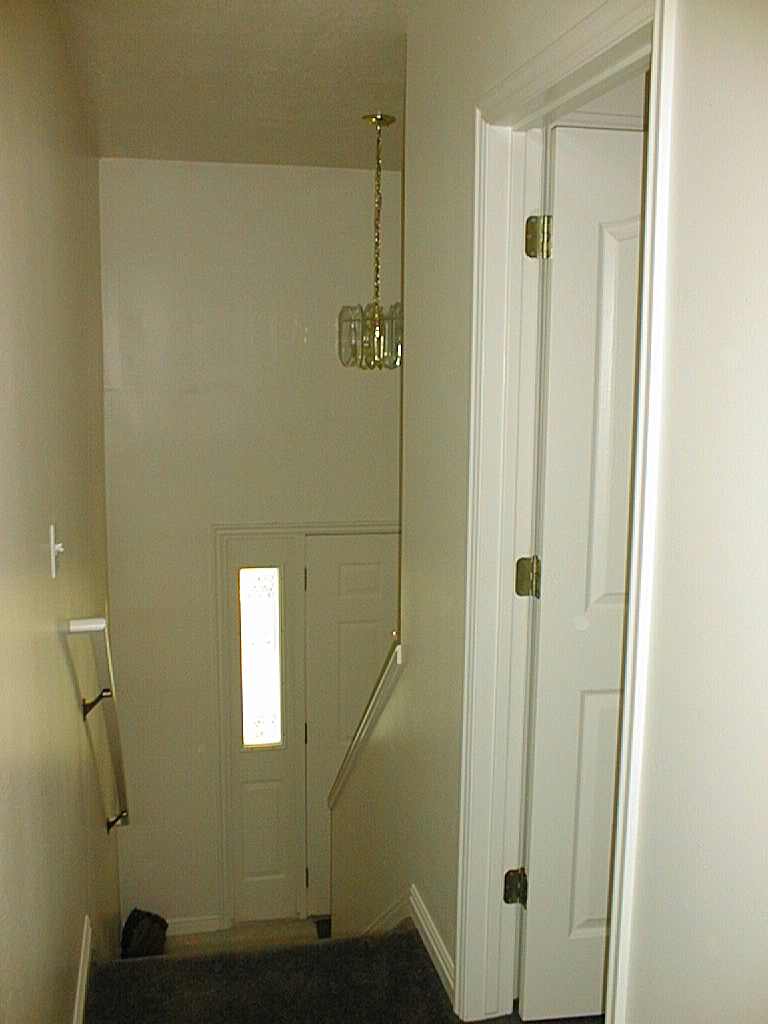 HallWay.jpg (41395 bytes)