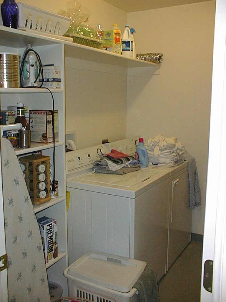 LaundryRoom.jpg (57831 bytes)