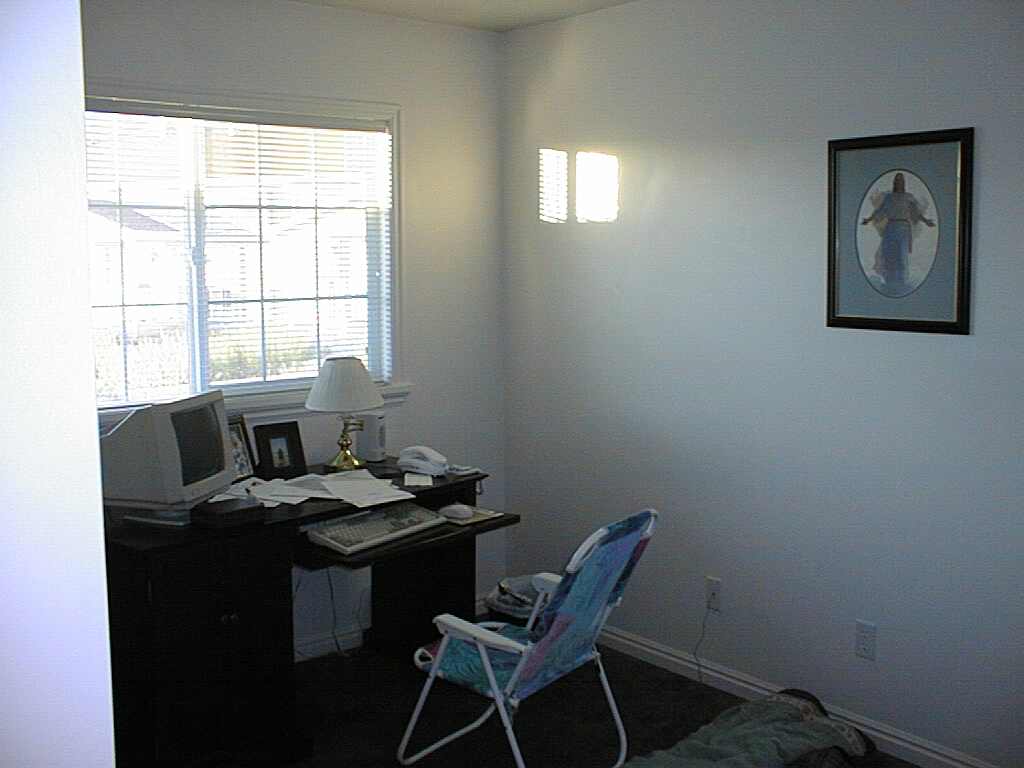 Office.jpg (46867 bytes)