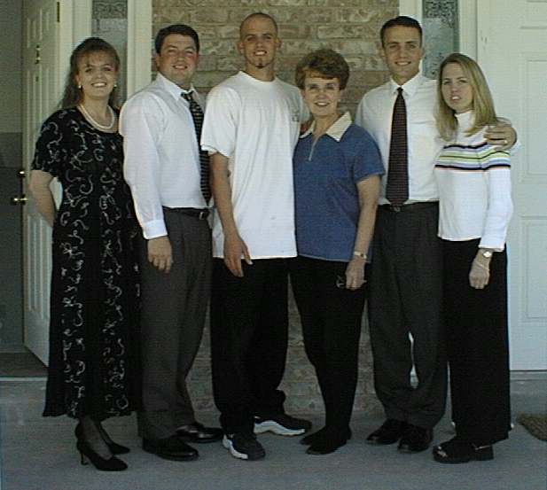 MomAndTheKids.jpg (40457 bytes)