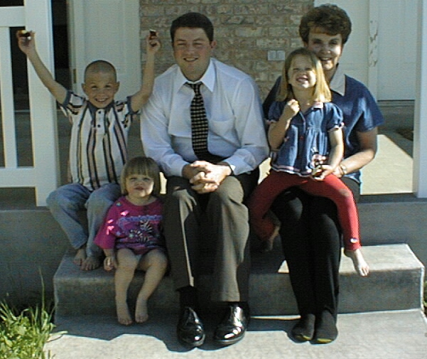 MomDaveTrevorAudreyandMegan.jpg (177159 bytes)