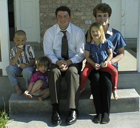 MomDaveTrevorAudreyandMegan2.jpg (161325 bytes)