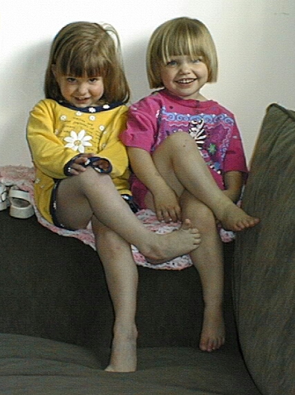 MorganandMegan.jpg (148497 bytes)