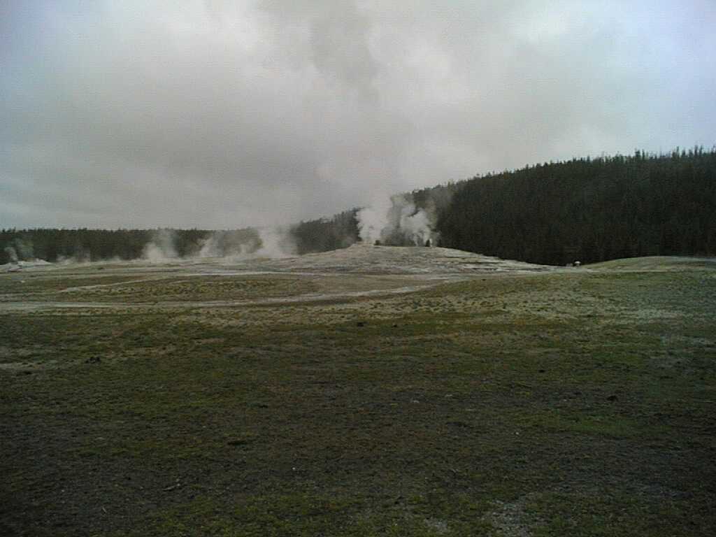 OldFaithful.jpg (54345 bytes)